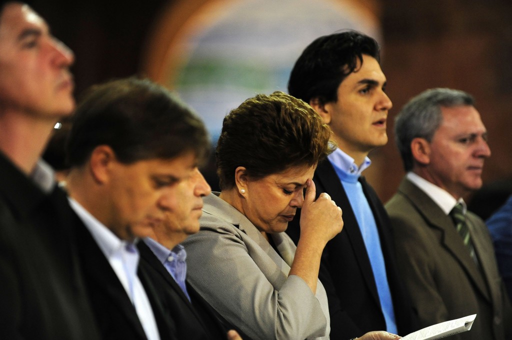 Então candidata, Dilma Rousseff comunga durante missa em Aparecida, na campanha de 2010 (Lucas Lacaz Ruiz/Folhapress)